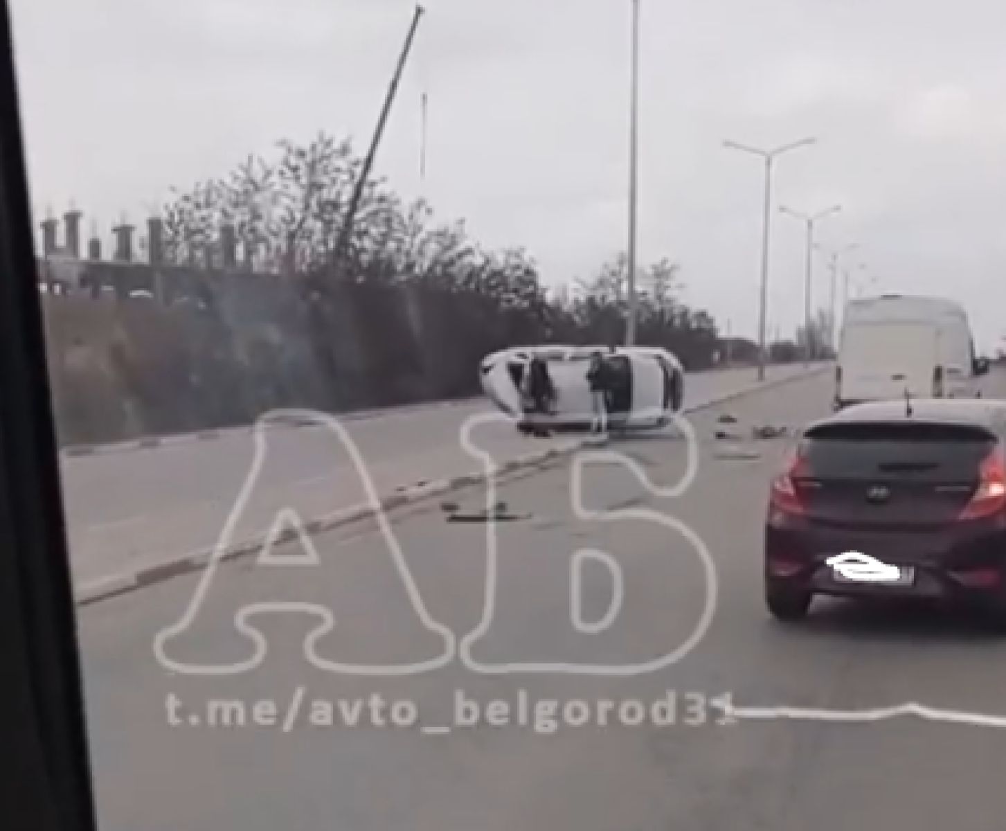 В Белгороде машина перевернулась на разделительной полосе