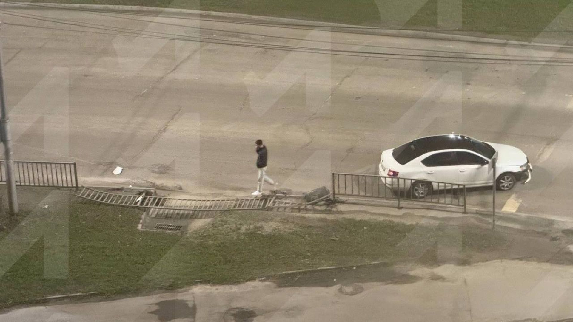 В Липецке лихач на иномарке снес металлический забор