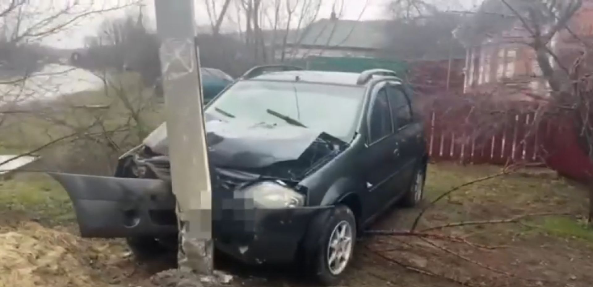 В Белгородской области иномарка врезалась в столб и надломила его