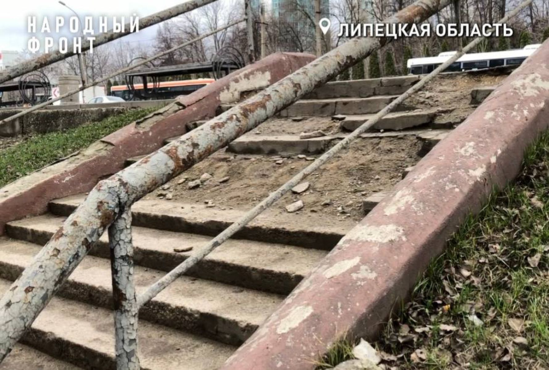 Отремонтированная лестница у Быханова сада в центре Липецка за 1,2 млн рублей успешно развалилась