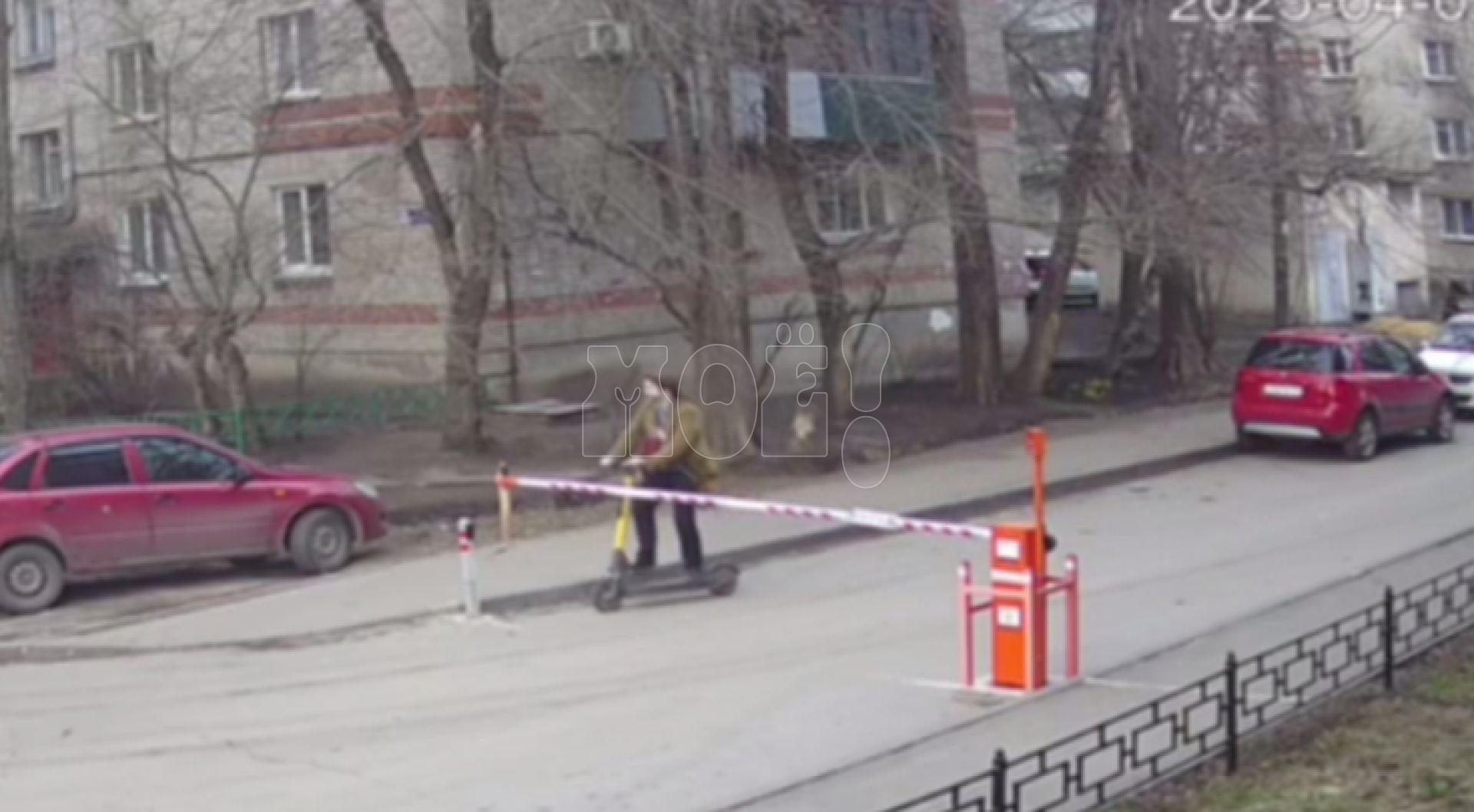 «Ломают всё!» Эпичную схватку самокатчика и шлагбаума сняли на видео в Воронеже