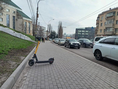 Кто и как должен убирать электросамокаты, разбросанные по Воронежу