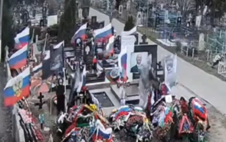 В Курской области приезжий сорвал флаг с могилы погибшего участника СВО