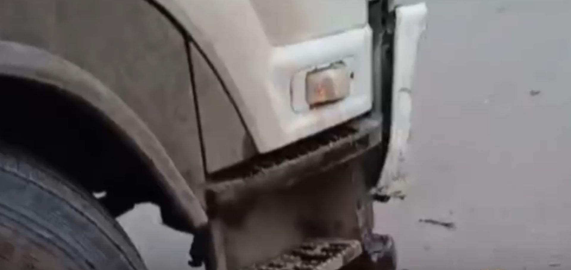 В Старом Осколе продуктовый грузовик толкнул такси в препятствие