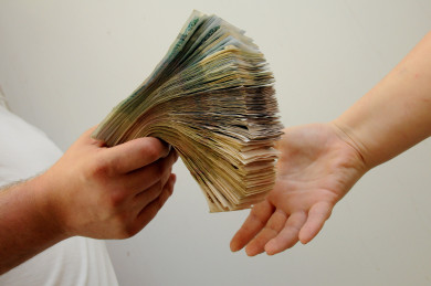 По подозрению в крупной взятке задержали высокопоставленного воронежского полицейского