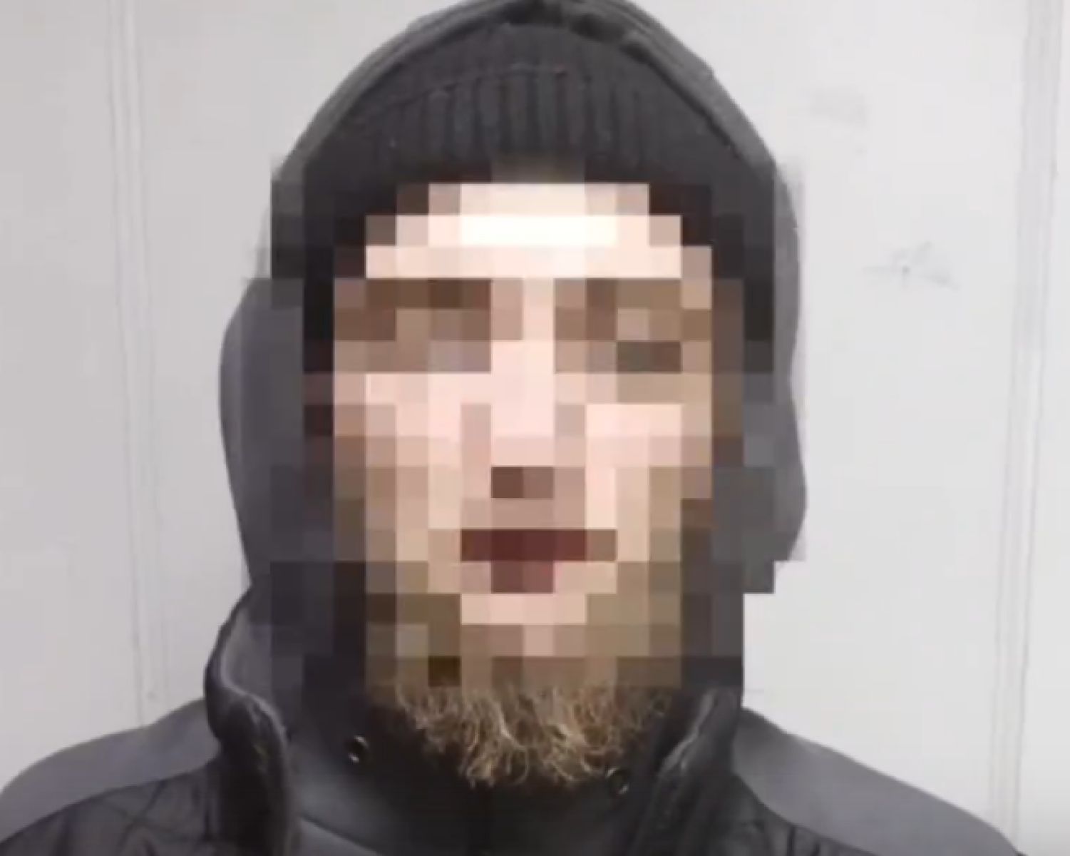 В Белгороде поймали парня, который громил подъезд дома