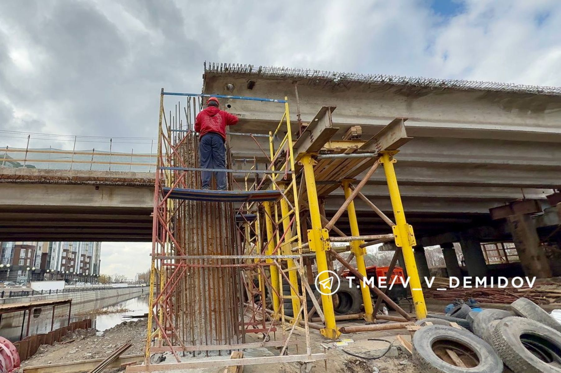 Белгородцам показали мост через Везёлку в процессе ремонта