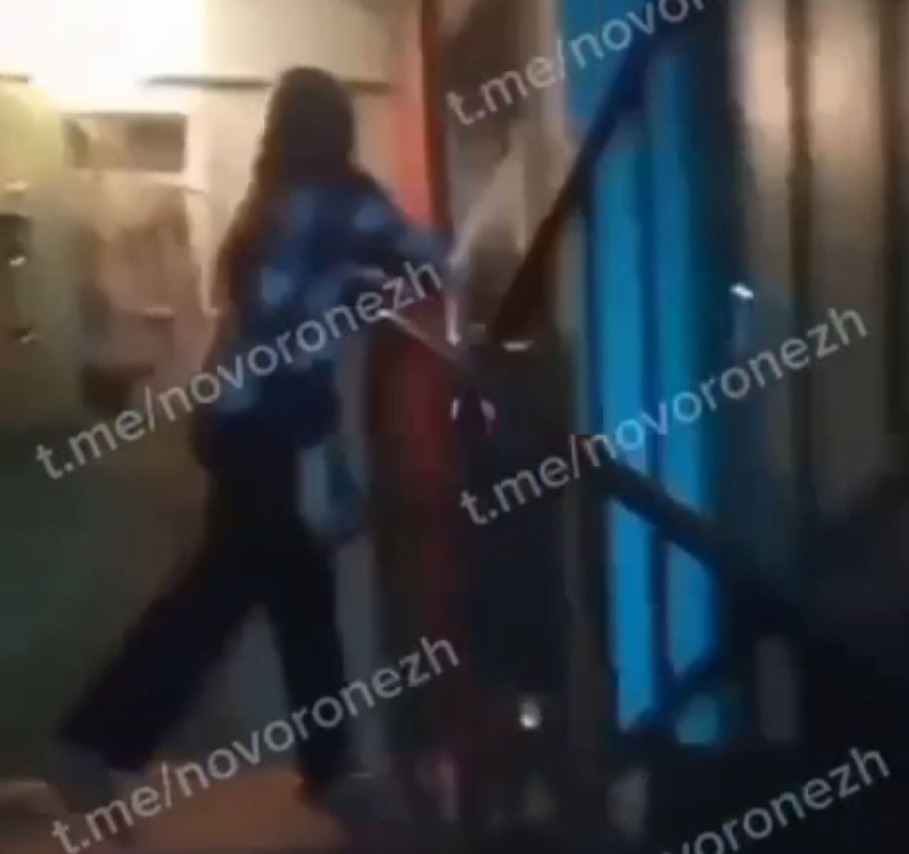 Издевательства подростков над пенсионеркой попали на видео в Воронежской области
