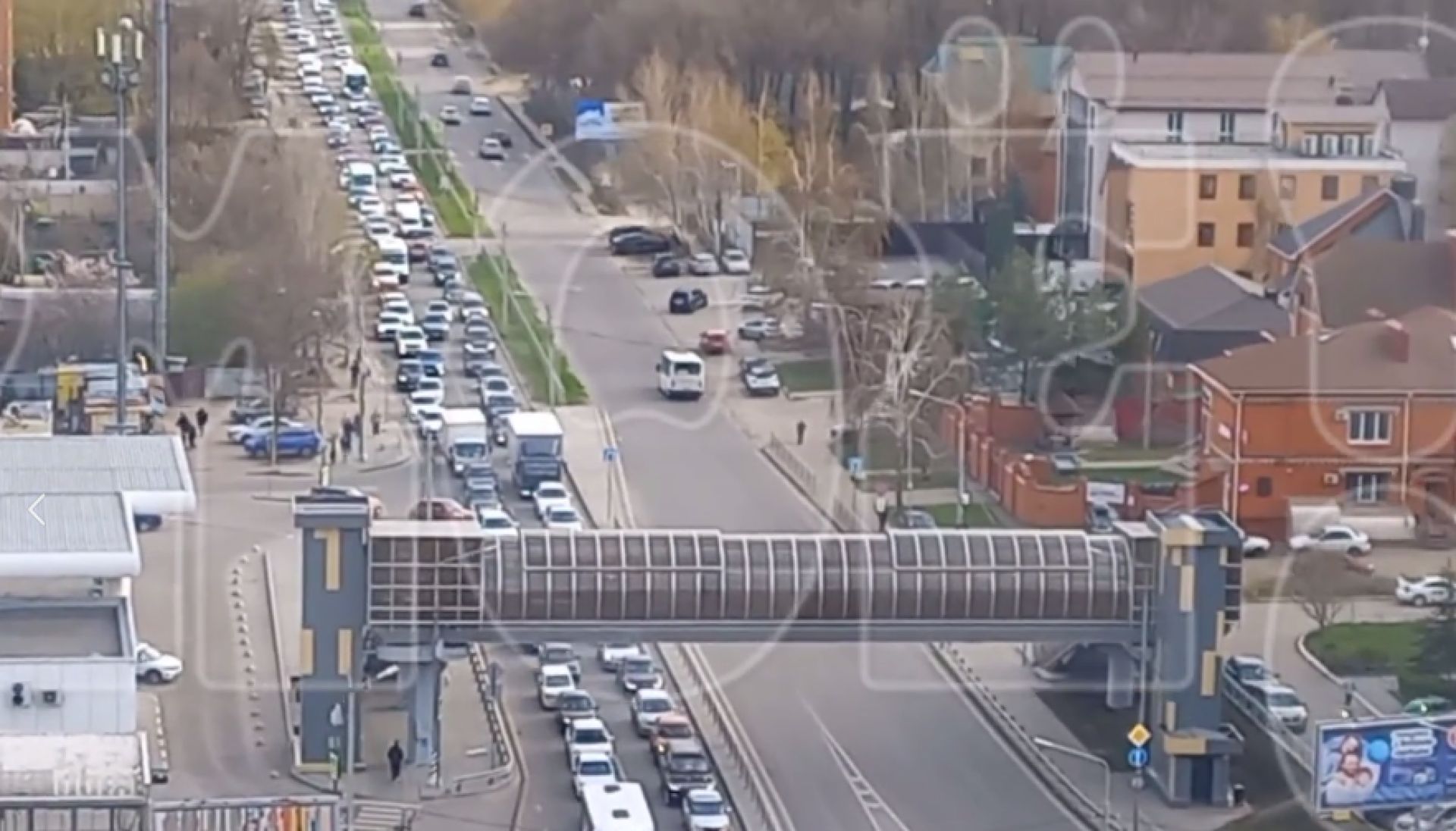 Гигантскую пробку из-за аварии снял на видео воронежец
