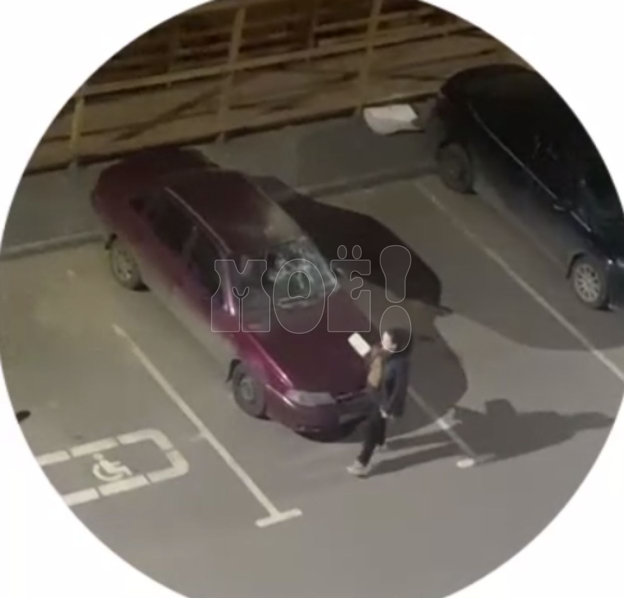 «Подрались и разбили машину». Ночное буйство попало на видео в воронежском микрорайоне&nbsp;