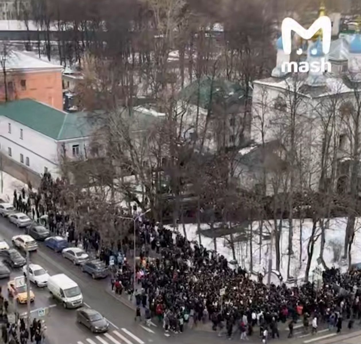 Школьники устроили давку во время прощания с Пашей Техником: к храму приехал ОМОН&nbsp;