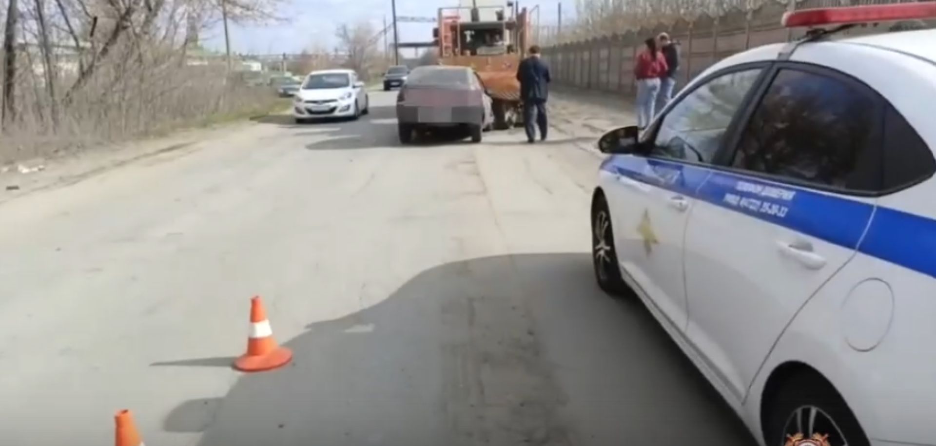 В Губкине легковушка влетела в коммунальную машину на буксире