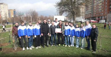 Мэр Сергей Петрин высадил деревья и кустарники у памятника Славы