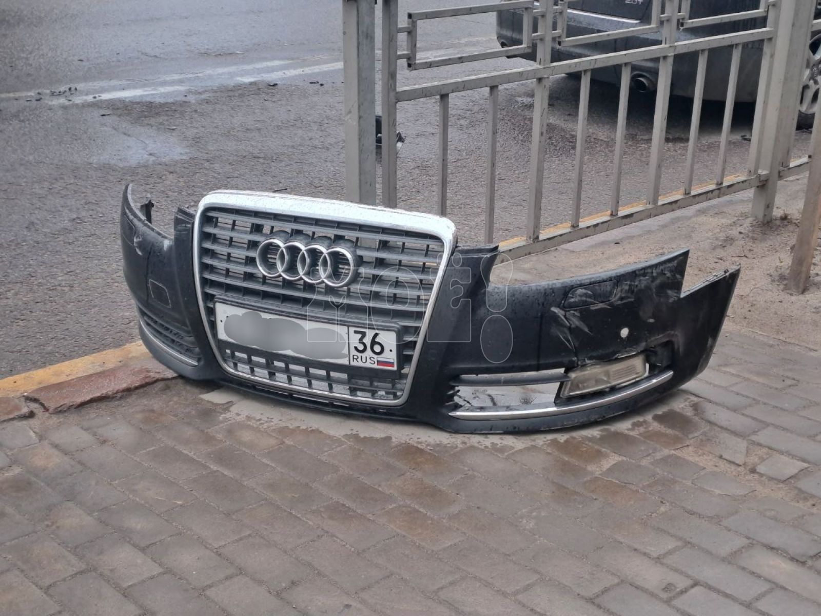 Без бампера осталась машина воронежца из-за аварии