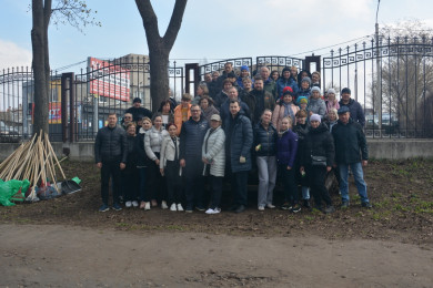 Воронежские депутаты вместе с горожанами навели порядок в парках и скверах 