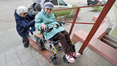 Воронежская пенсионерка каждый день спускает коляску с дочерью-инвалидом с 9 этажа