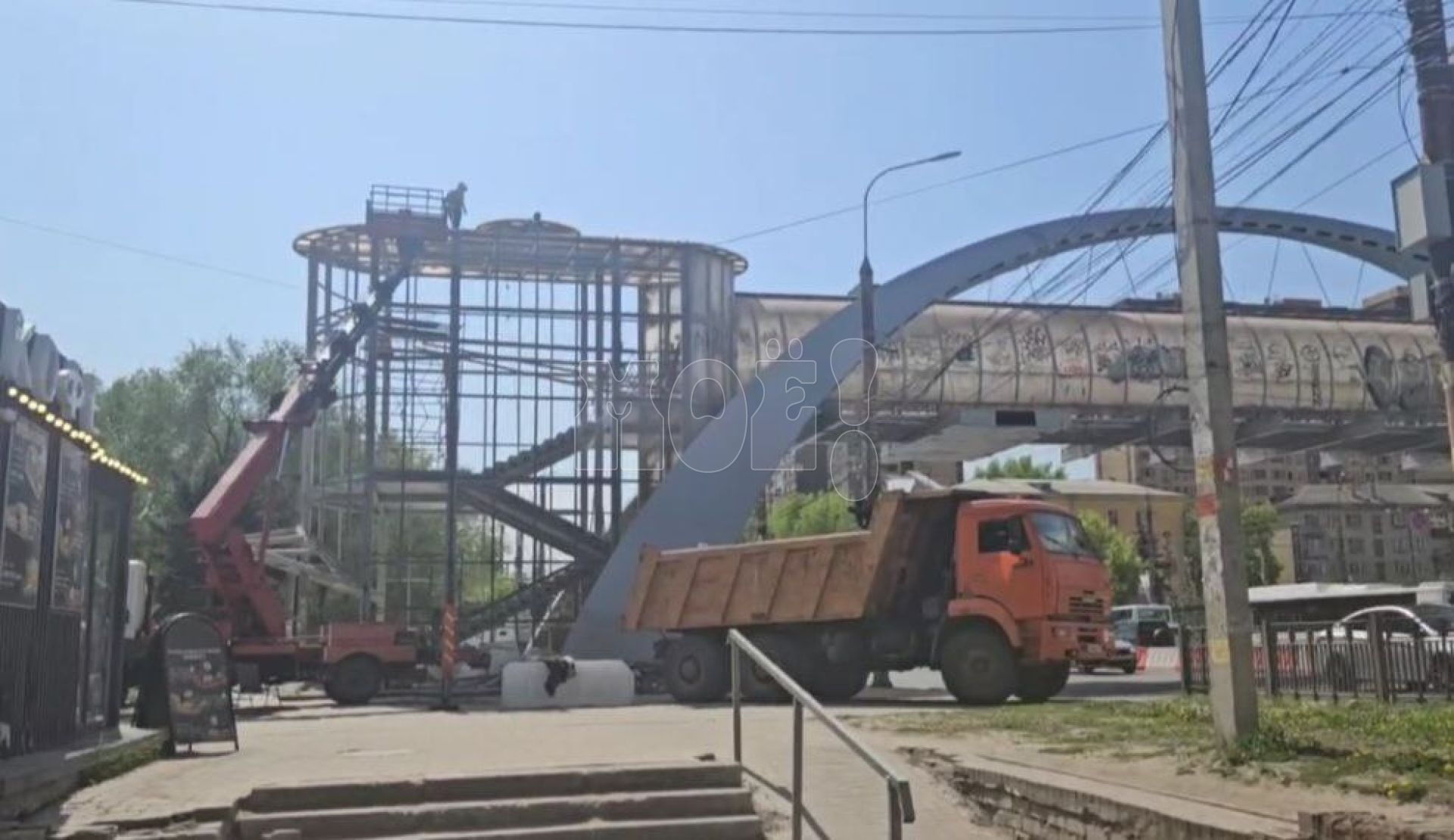 Скандальный надземный переход разбирают в Воронеже&nbsp;