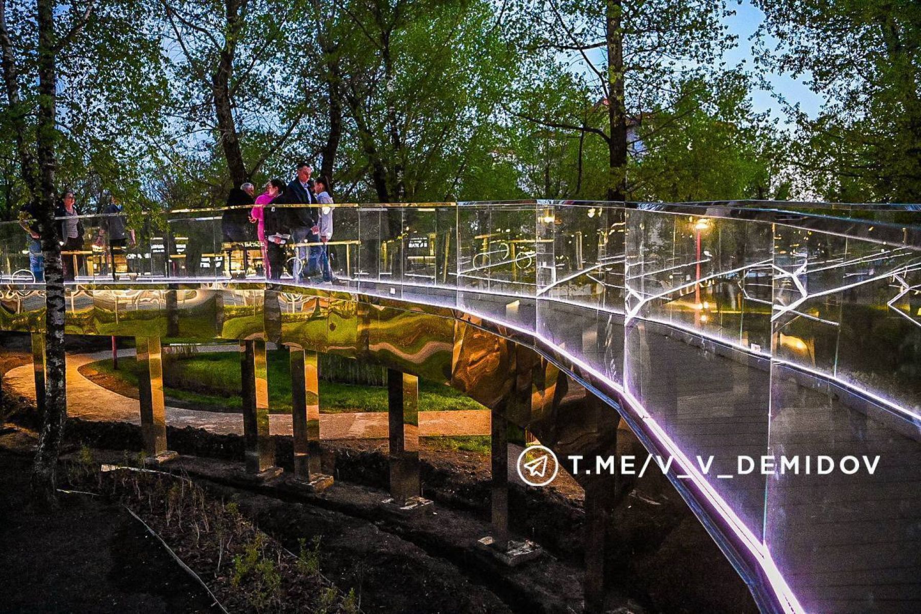 В Белгороде открыли световой мост для прогулок
