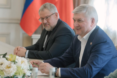 Пользу литературы для формирования патриотизма у молодёжи обсудил губернатор с членами Союза писателей