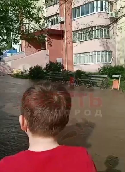 В Белгороде из-под земли бьет фонтан