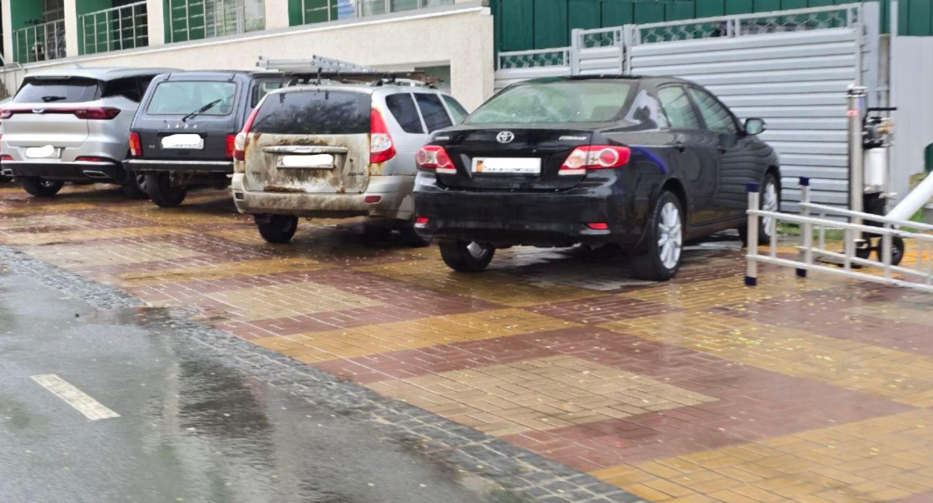 В Белгороде водители устроили стихийную парковку на тротуаре