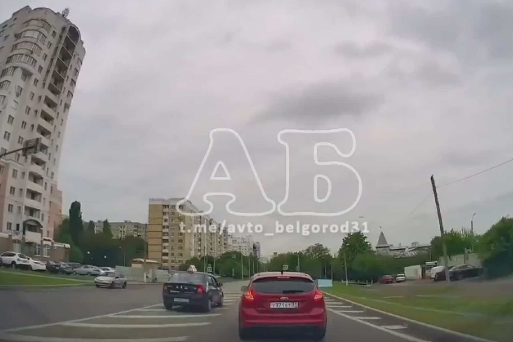 В Белгороде водитель учебной иномарки устроил гонки по бульвару Юности