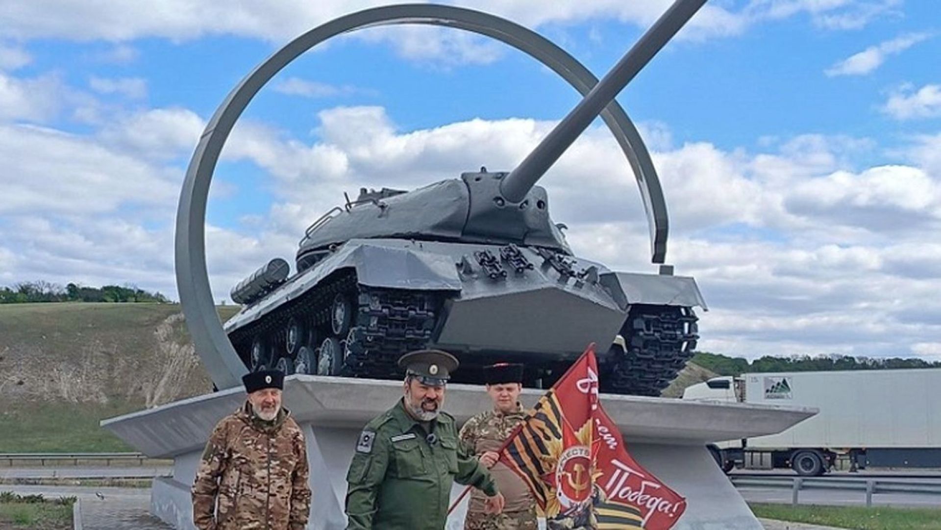 Казаки просят главу Острогожского района перекрасить танк на постаменте в цвет камуфляжа советской военной техники