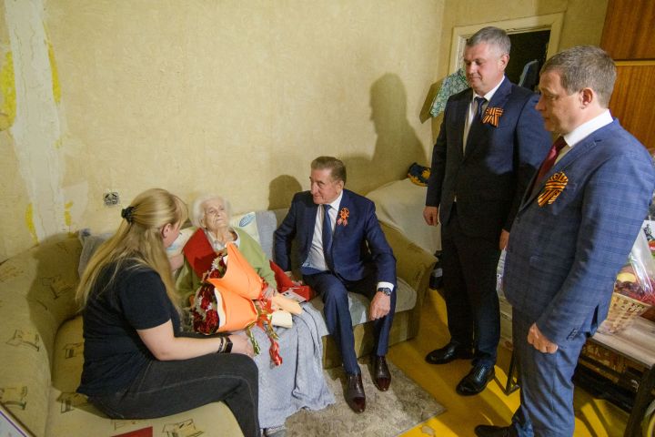 Сенатор Сергей Лукин поздравил ветерана Великой Отечественной войны с Днём Победы 