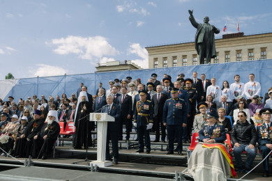 Столетний фронтовик Николай Борисов проехал на танке на параде в Воронеже