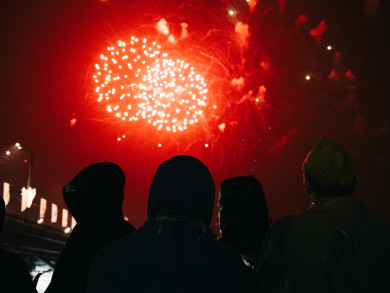 Диалог поколений и салют под дождём. Как Воронеж отмечал 80-летие Великой Победы