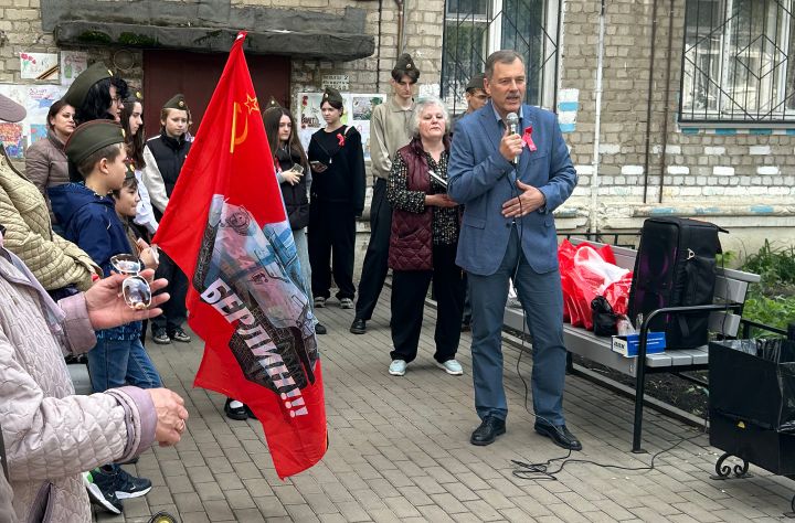 Воронежцы высадили деревья во дворе в память о бойцах СВО