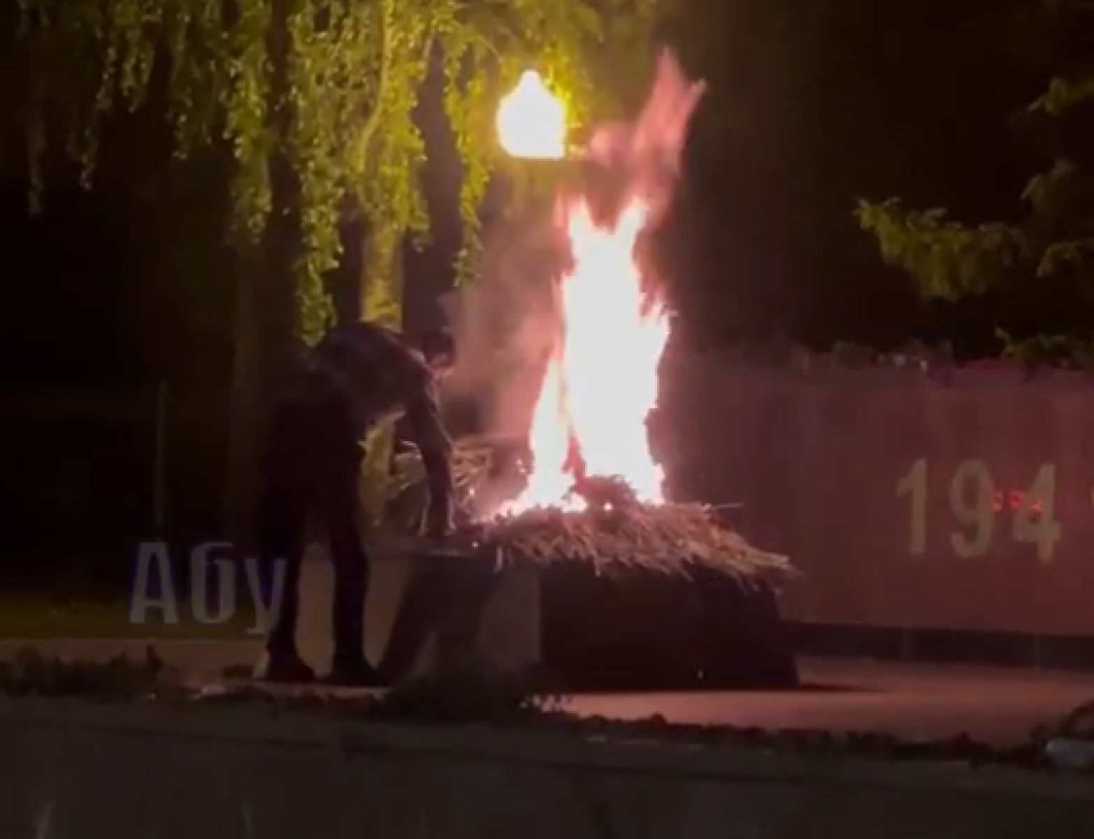 Неизвестный поджёг венки и цветы в Вечном огне в Воронеже