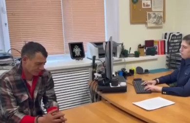 «Очень сильно извиняюсь». Появилось видео допроса мужчины, который жёг цветы в Вечном огоне в Воронеже