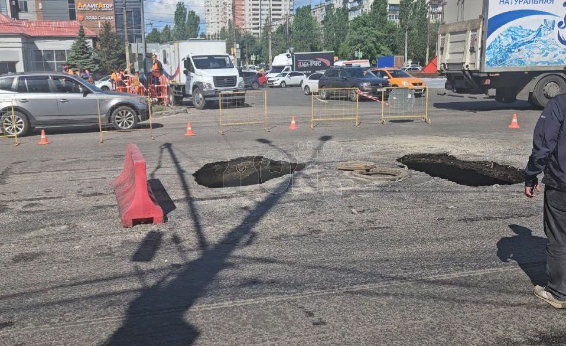Два огромных провала на Московском проспекте показали воронежцам на видео&nbsp;