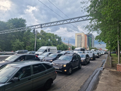 Московский проспект намертво встал из-за перекрытия 