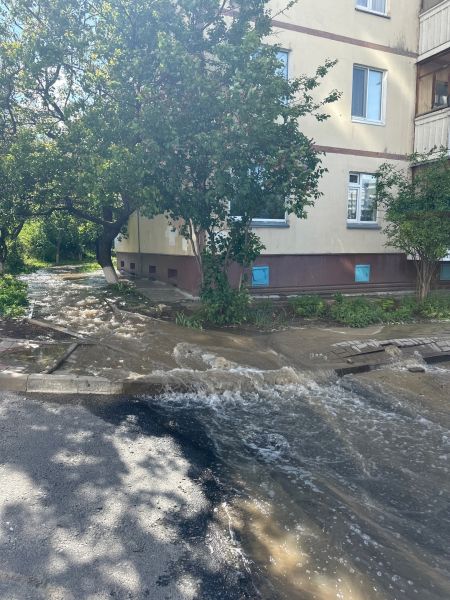 В Белгороде вода затапливает двор многоквартирного дома на Харгоре