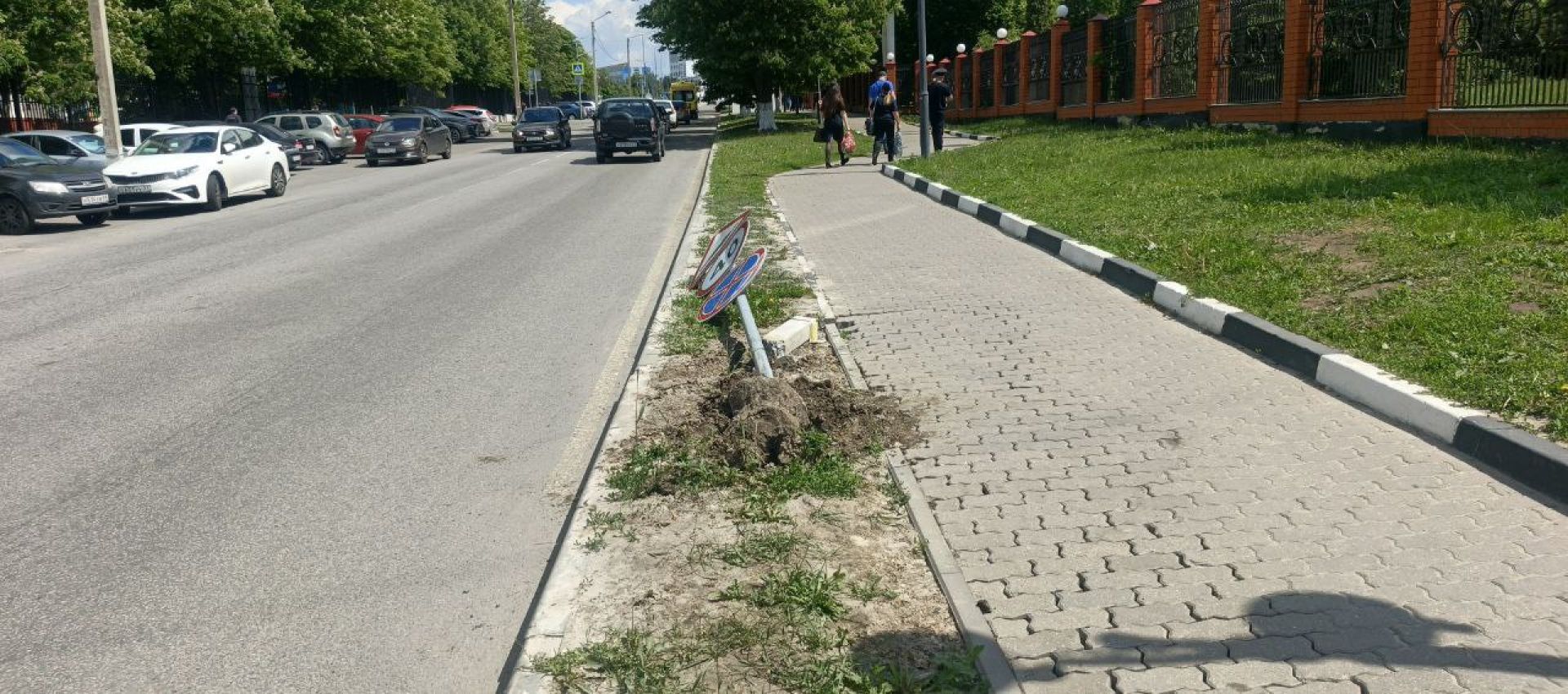 В Белгороде машина снесла дорожный знак