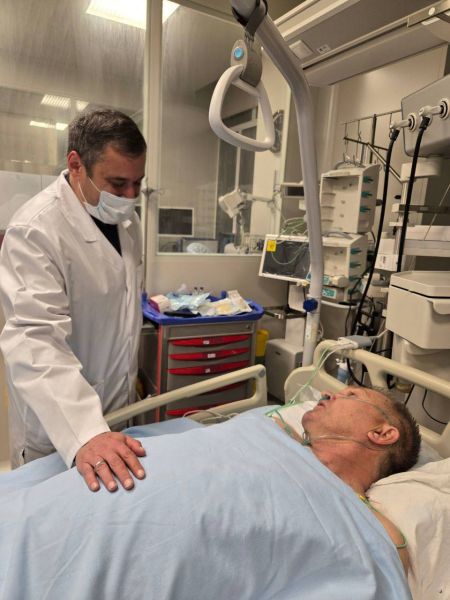 Пострадавшего от атаки ВСУ курского чиновника привезли на лечение в Москву