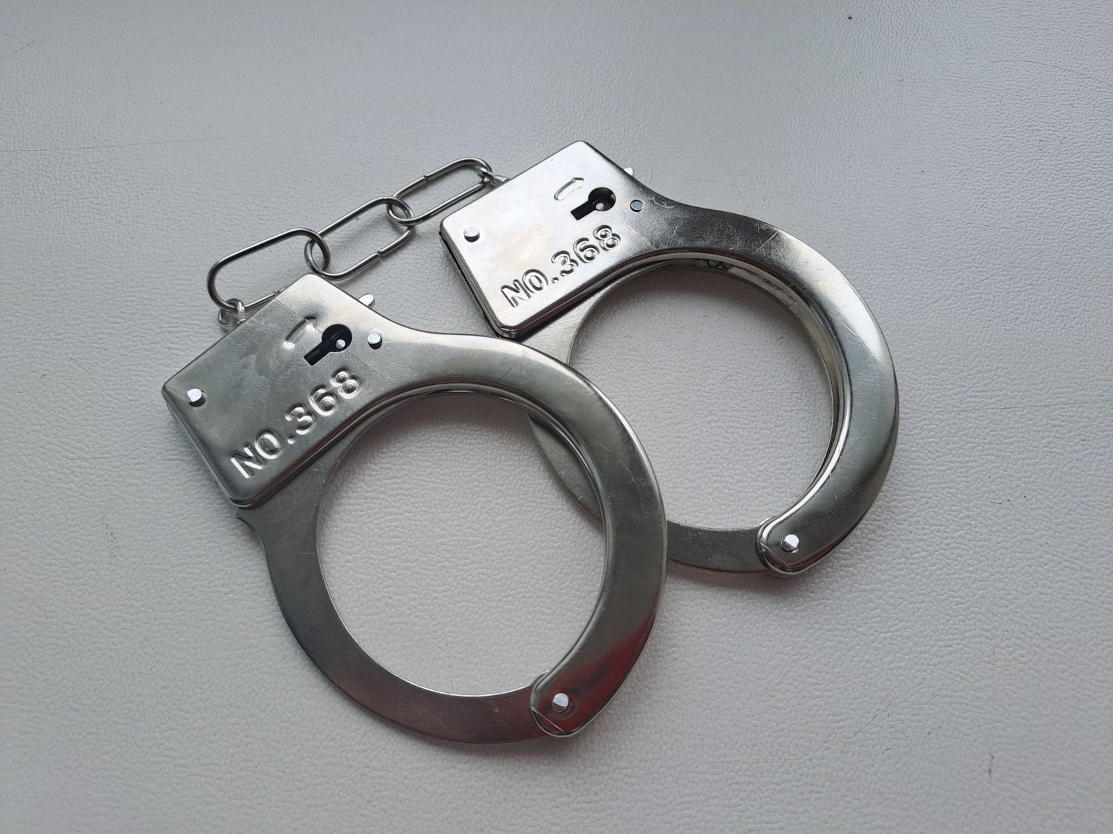 В Октябрьском мужчина по ошибке избил спящего незнакомца палкой