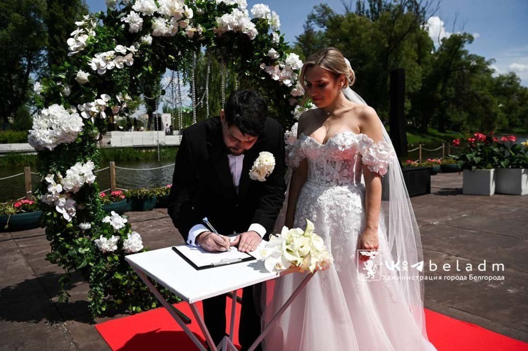 В Белгороде 34 пары поженились в красивую дату