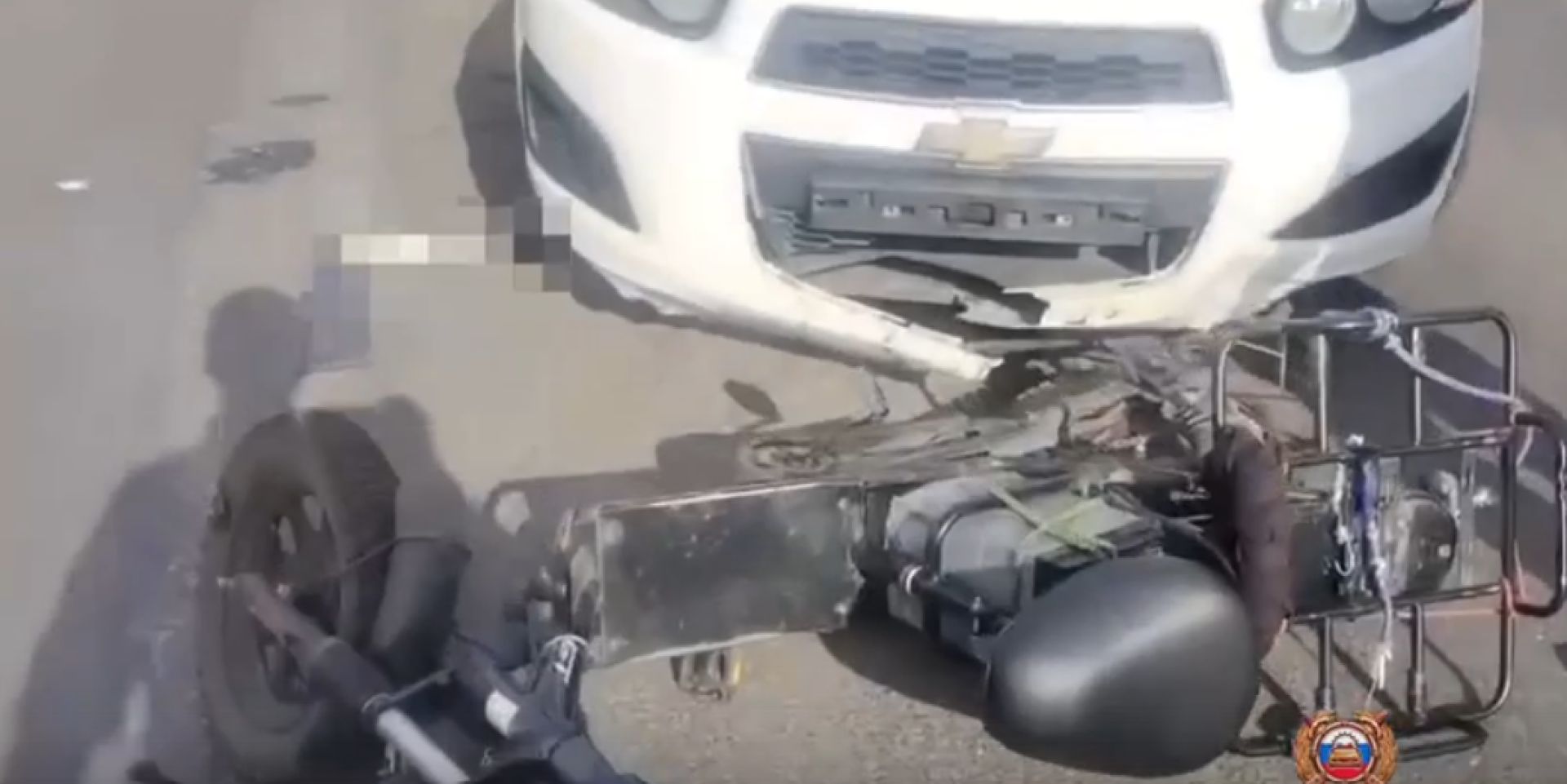 В Белгороде машина сбила юношу на электровелосипеде