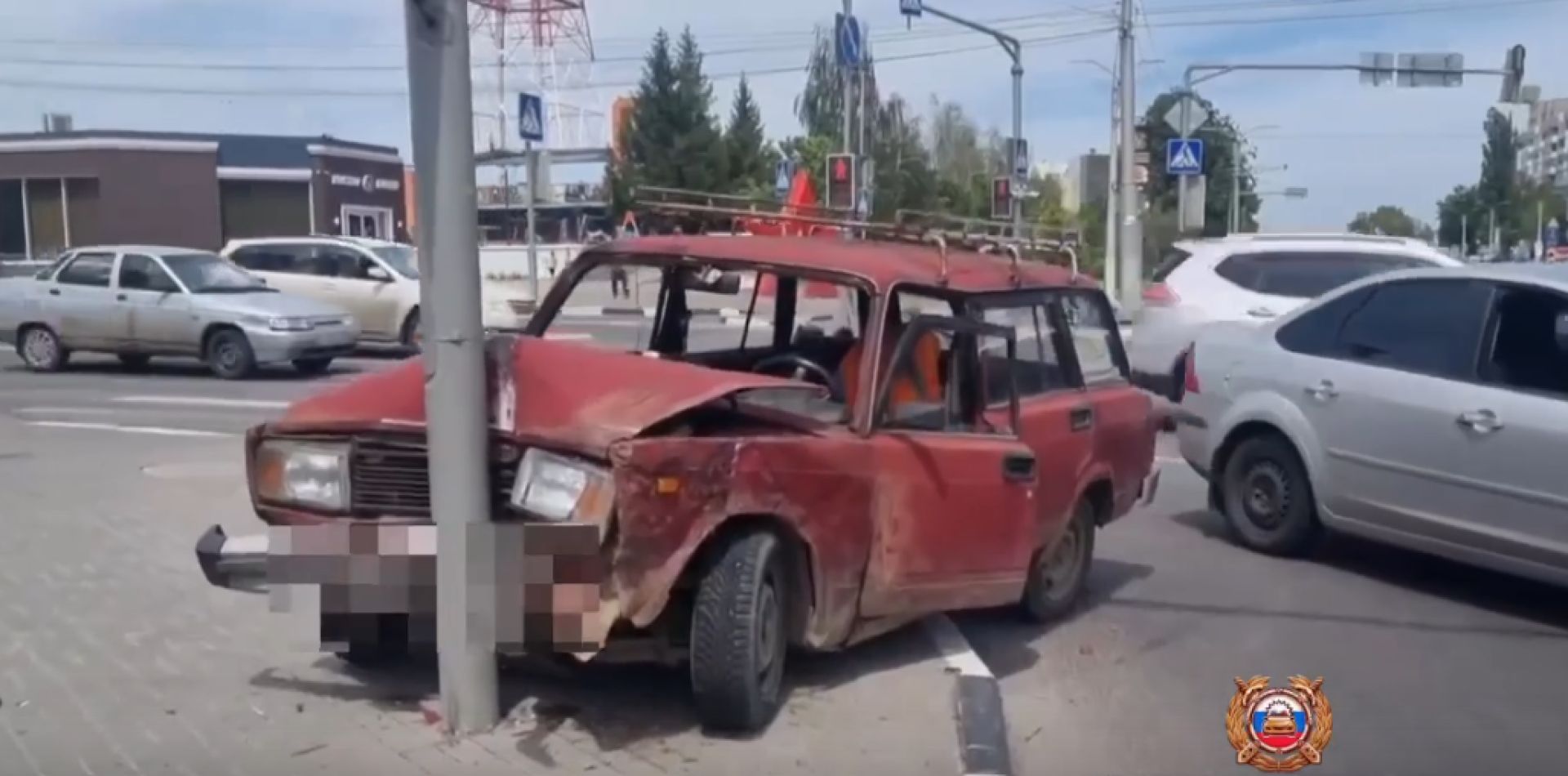 В Белгороде «четверка» влетела в столб со светофором