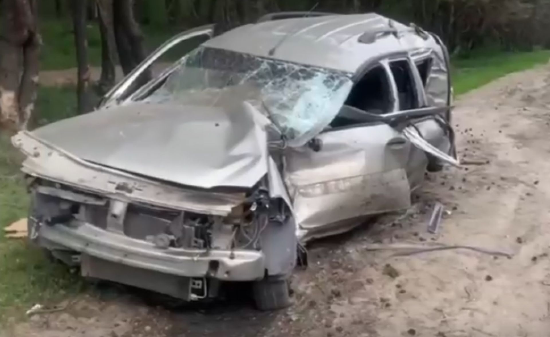 В Белгородской области автомобиль влетел в дерево