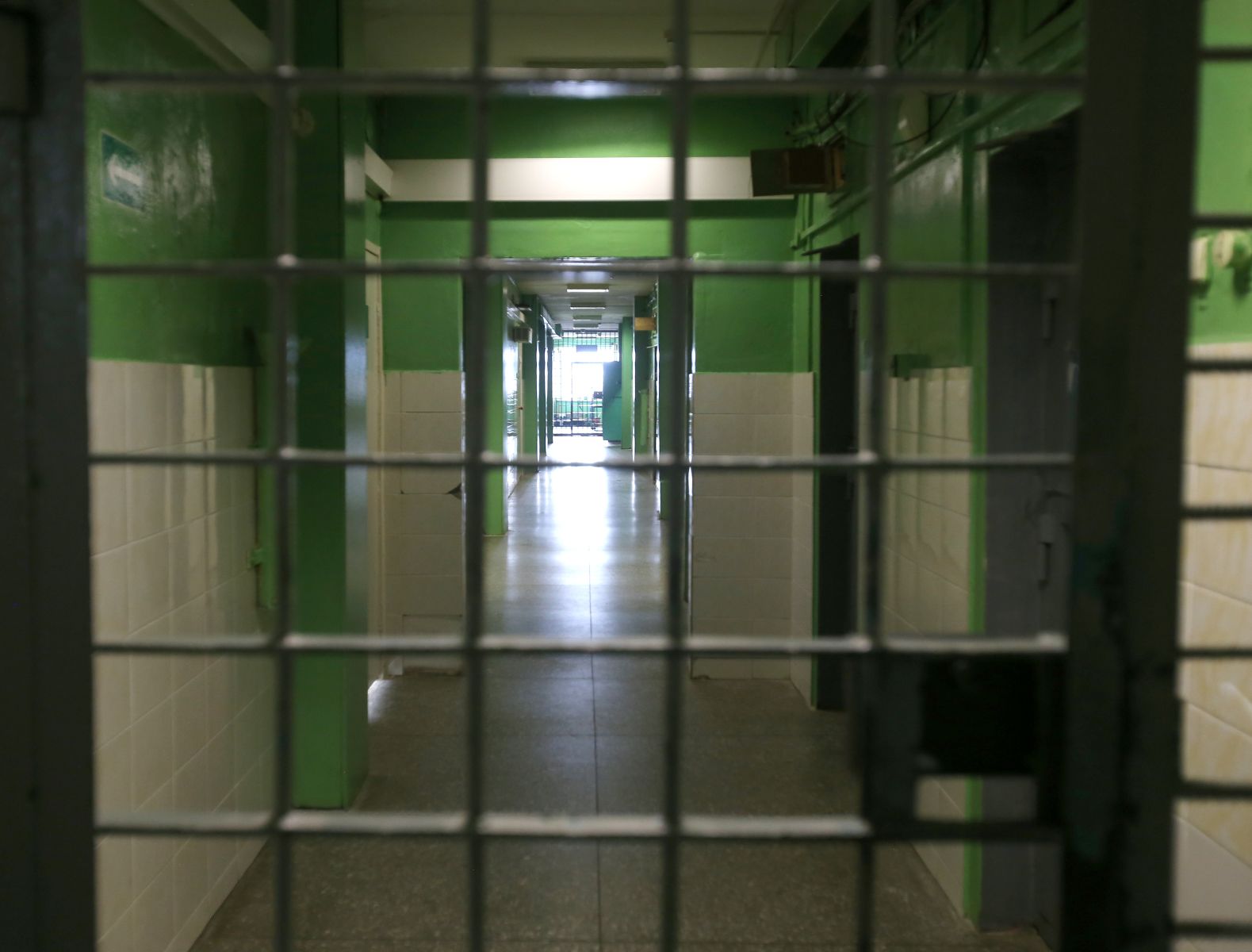 Ревнивец, забивший жену на глазах прохожих в Воронежской области, проведёт в колонии девять лет