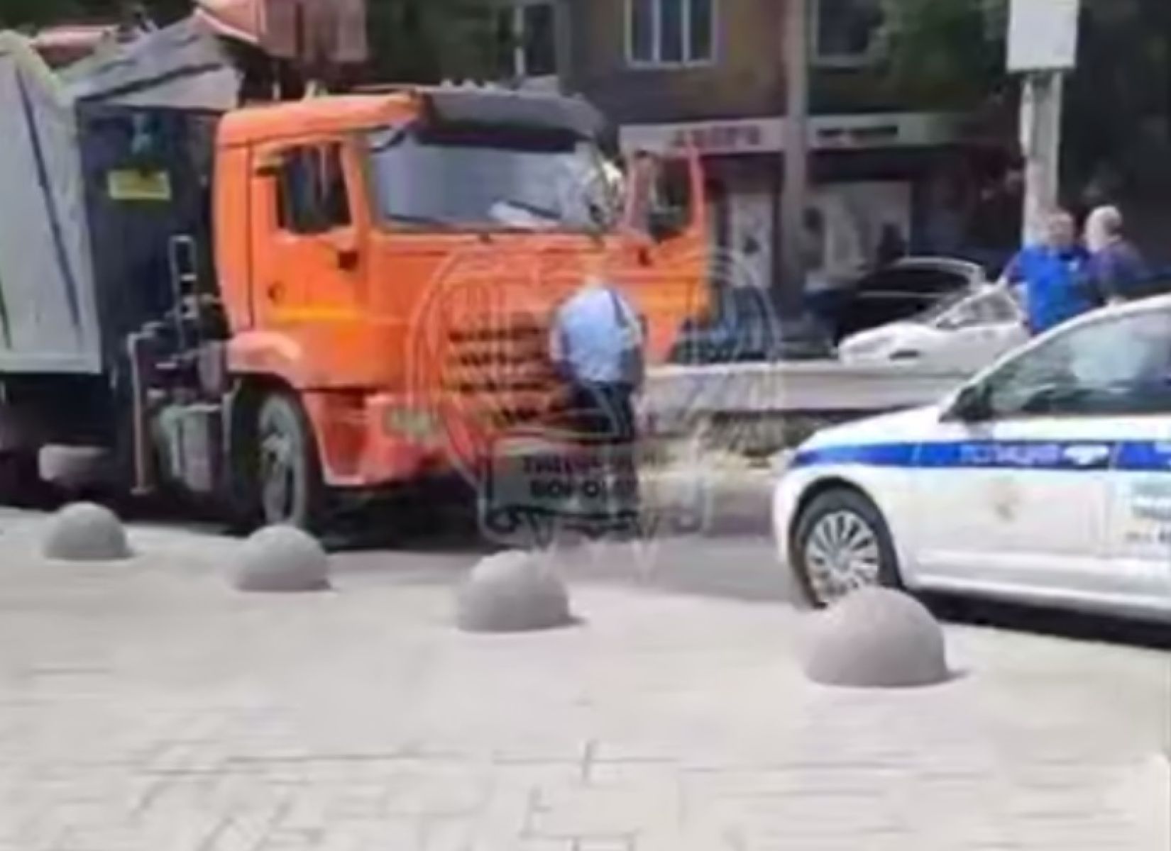 КамАЗ сбил велосипедиста в&nbsp;Воронеже (ВИДЕО)