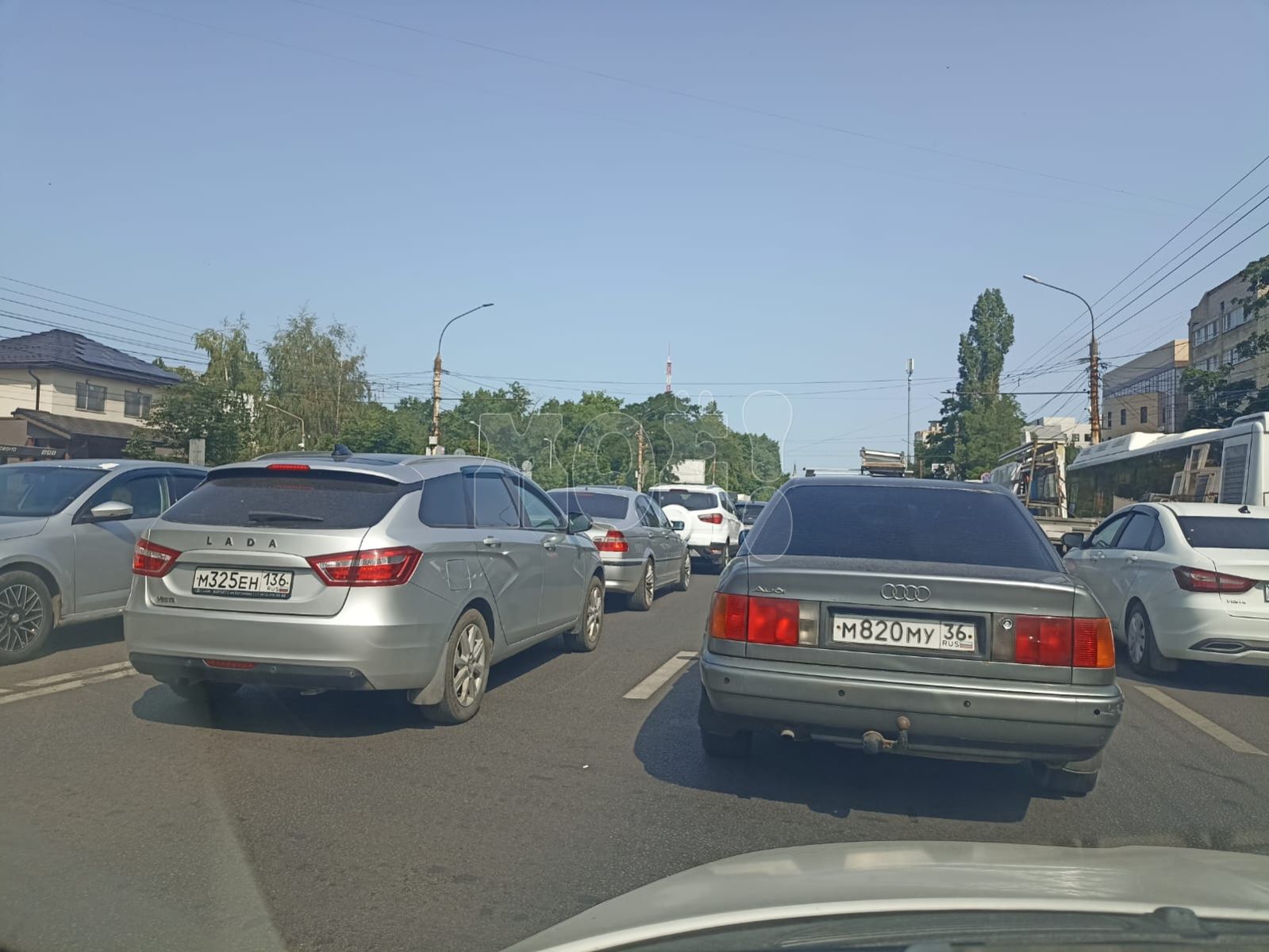 «Стою больше часа». Об огромной пробке на&nbsp;мосту сообщили воронежцы