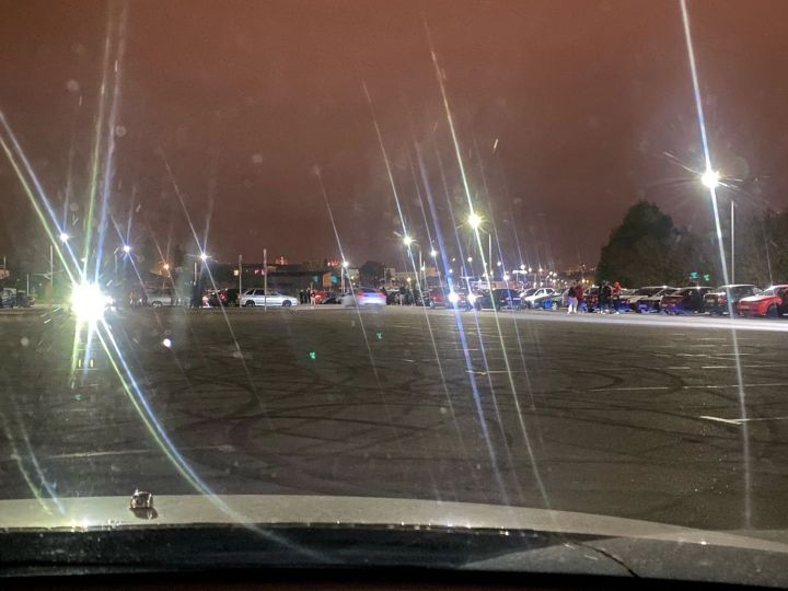 В Белгороде парковку возле парка аттракционов превратили в гоночную площадку
