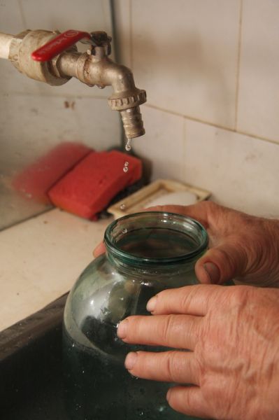 Жители Октябрьского почти сутки живут без воды