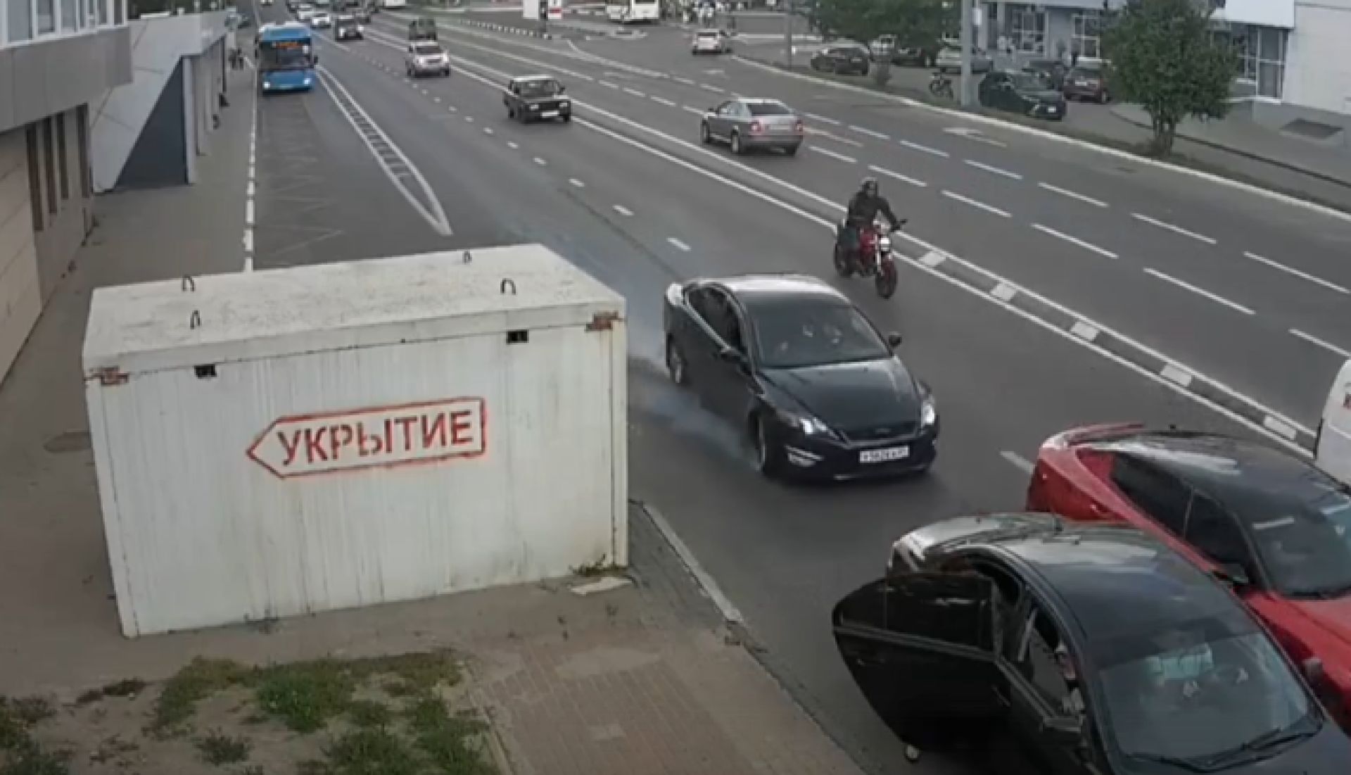 В Белгороде автомобиль влетел в машину, в которую садилась девушка