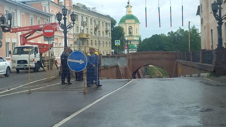Движение внезапно перекрыли у Каменного моста в Воронеже